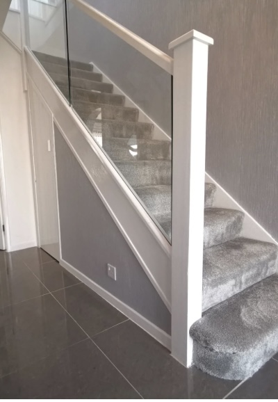 Paint staircase newel post